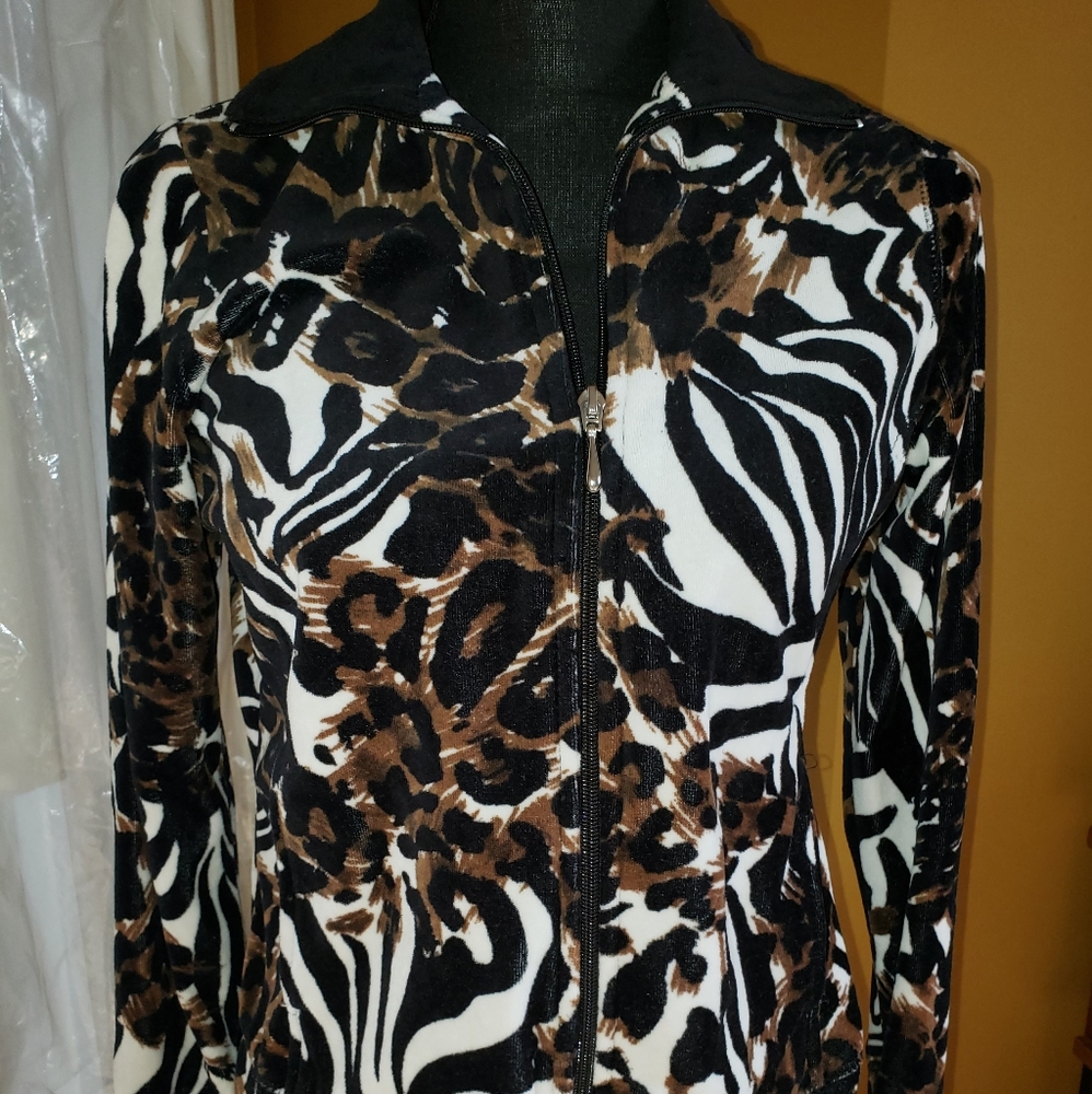 Zipper , relatively light weigh leopard shirt/jack